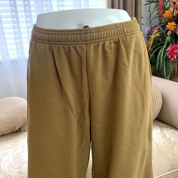 Uniqlo Wide Sweatpants with Pockets in Khaki - Picture 3 of 8